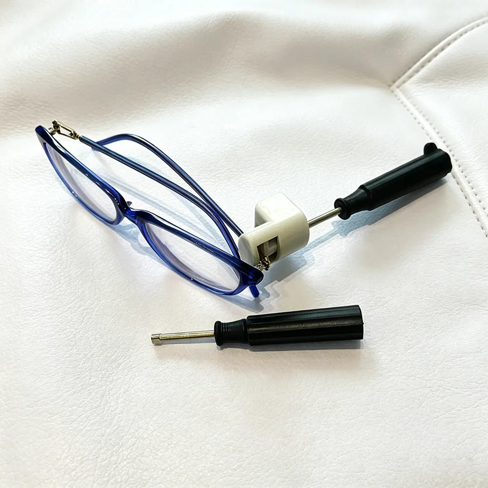 Hand operation demo for eyeglass triangle security tag detacher