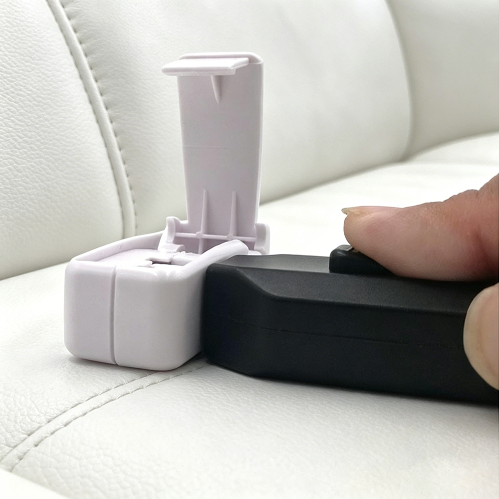 Close-up of magnetic working head of samsung hook unlock detacher