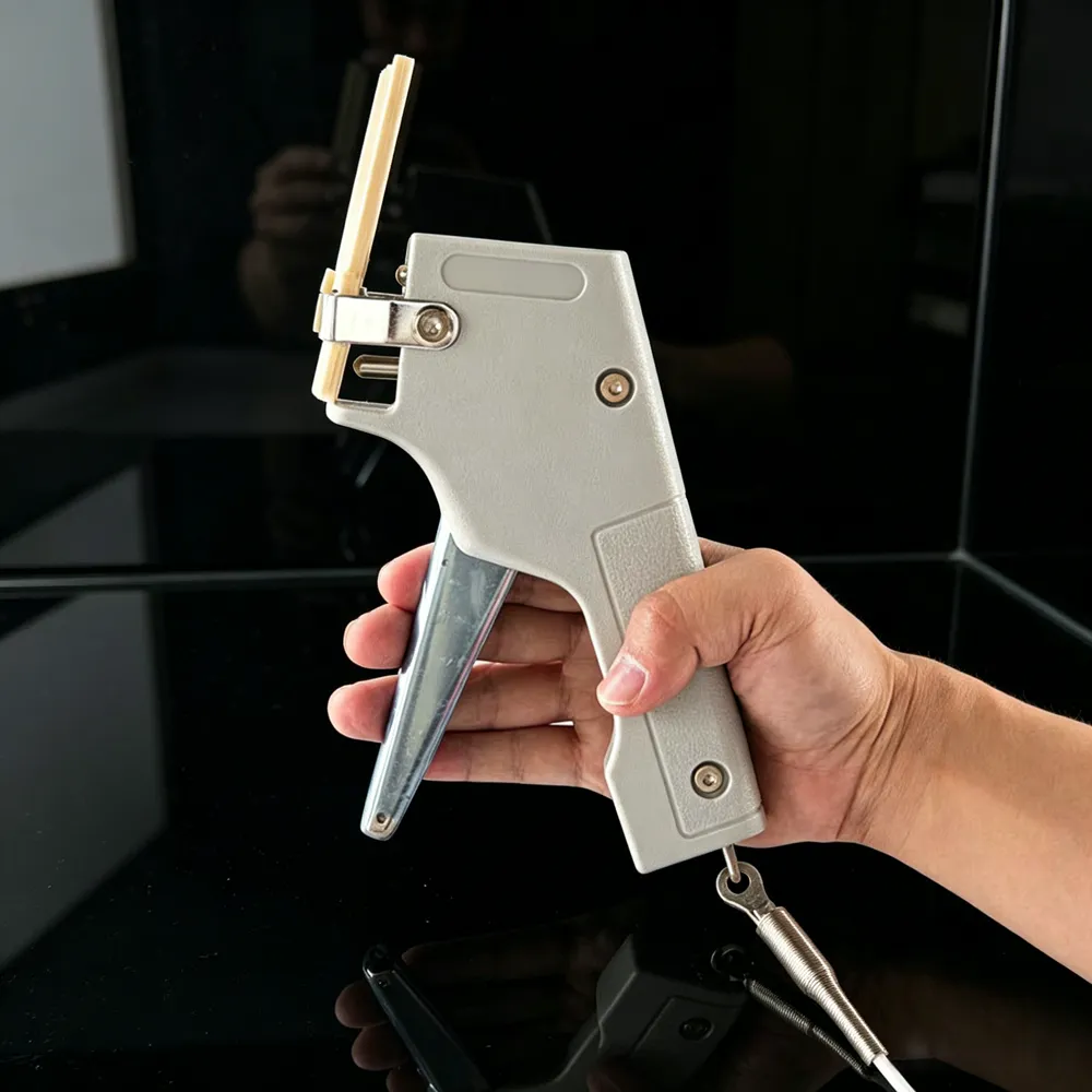Gator tag detacher