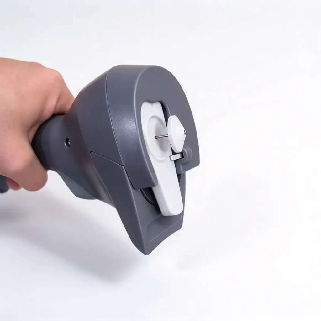 Removal demo of Lionyouge EAS SuperClamp shoe tag with magnetic detacher, footwear EAS anti-theft clamp tag
